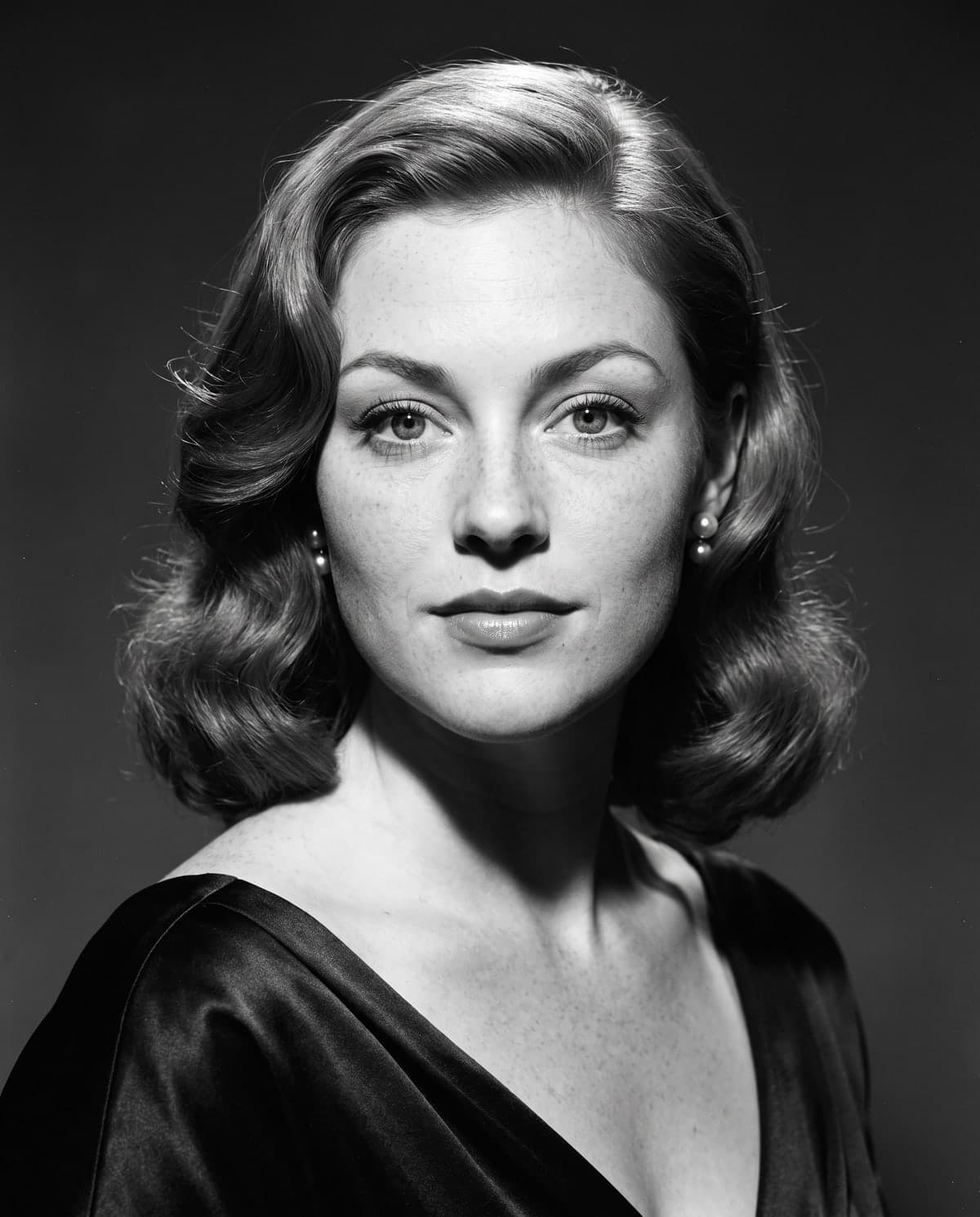 AI black-and-white 1950s Hollywood glamour portrait of a woman with soft waves and pearl earrings
